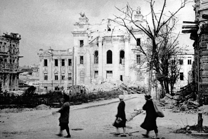 Tòa nhà trụ sở của viện y học thể chất được đặt tên I.M. Sechenov ở Sevastopol bị phá hủy bởi quân đội Đức năm 1944. Ảnh: ER.