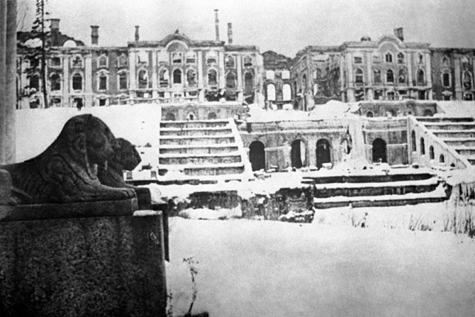 Phát xít Đức đã phá hủy tòa nhà Big Peterhof Palace ở khu vực Leningrad năm 1944. Ảnh: ER.