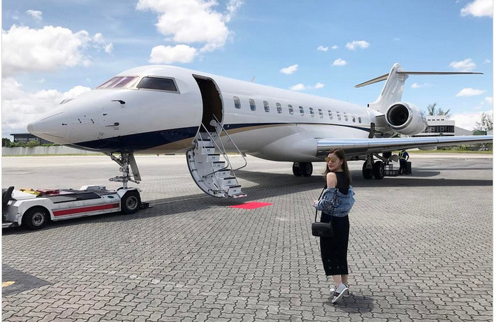 Phương thức di chuyển ưa thích của cô ấy là chuyên cơ riêng. Ảnh: Instagram.