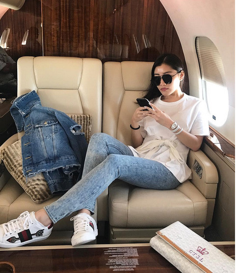 Ái nữ nhà giàu nghỉ ngơi trên chuyên cơ riêng. Ảnh: Instagram.