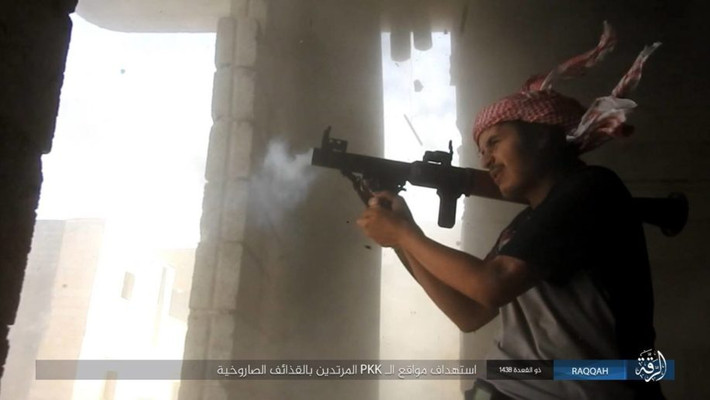 Các chiến binh IS chiến đấu ở Raqqa. Ảnh: AMN.