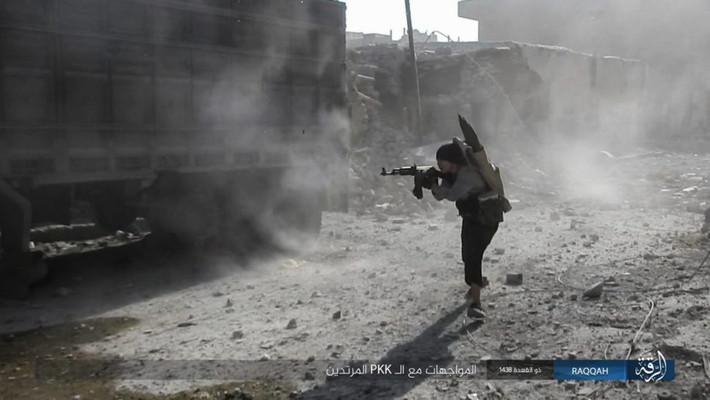 Các chiến binh IS chiến đấu chống trả lực lượng SDF tại Raqqa. Ảnh: AMN.