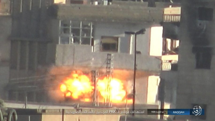 Dù các chiến binh SDF đã tiến công và bao vây phía khu dân cư đông đúc của trung tâm thành phố Raqqa, các chỉ huy IS vẫn tăng cường triển khai lực lượng chống trả quyết liệt. Ảnh: AMN.