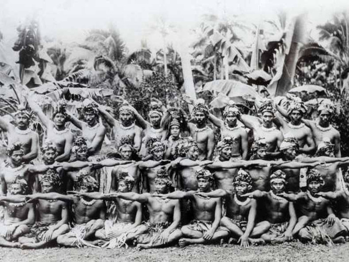 Những năm 1900: Những người đàn ông cũng có thể nhảy điệu Hula. Ảnh: Getty.