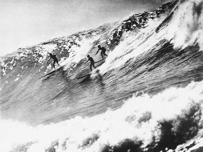 Năm 1953: Người lướt sóng tại Makaha, gần Waianae, Oahu. Ảnh: AP.