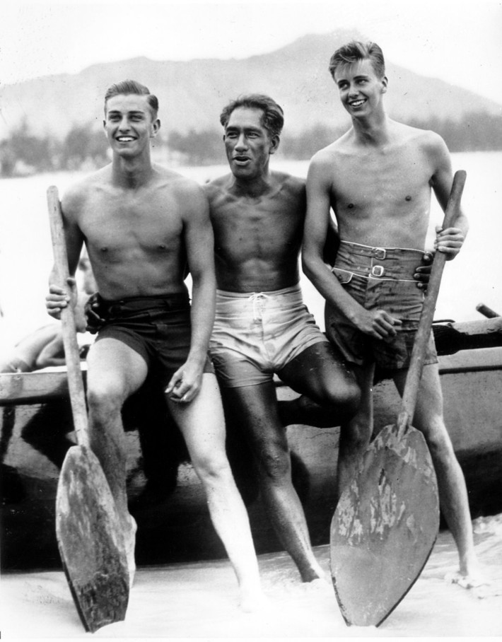 Tháng 8/1934: Hai con trai của cựu Tổng thống Mỹ Franklin D. Roosevelt chụp ảnh với Duke Kahanamoku, một nhà lướt sóng nổi tiếng ở Waikiki, Hawaii thời đó. Ảnh: AP.