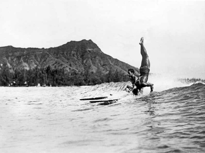 Năm 1925: Những người lướt ván tại bãi biển Waikiki. Ảnh: Getty.