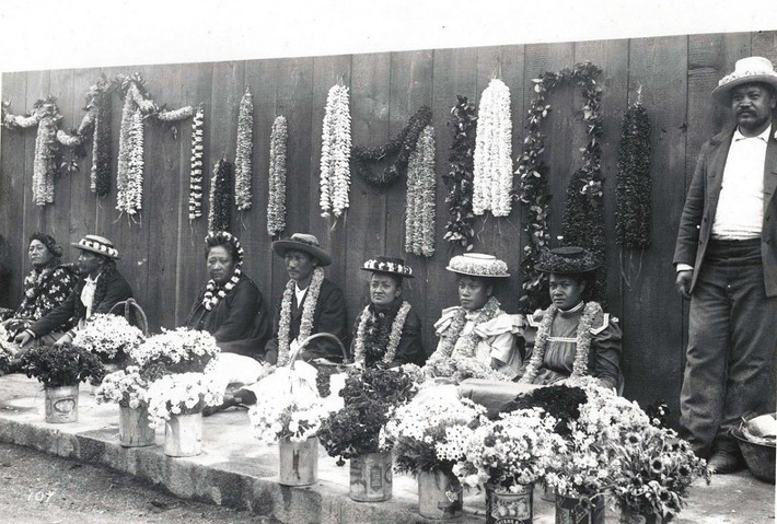 Năm 1901: Những người ngồi bán vòng hoa cho khách du lịch ở Hawaii. Ảnh: Wikimedia.