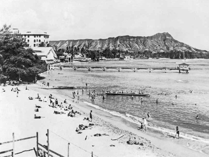 Năm 1925: Khách du lịch tắm nắng trên bãi biển Waikiki của Hawaii. Ảnh: Getty.