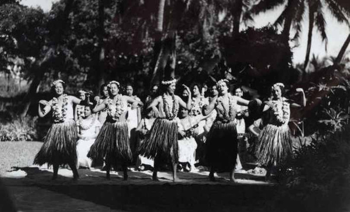 Năm 1900: Các nữ vũ công nhảy múa theo vũ điệu Hula trên bãi biển phục vụ du khách. Có thể thấy, ngay từ đầu những năm 1900, du lịch trên quần đảo Hawaii đã rất phát triển. Ảnh: Getty.