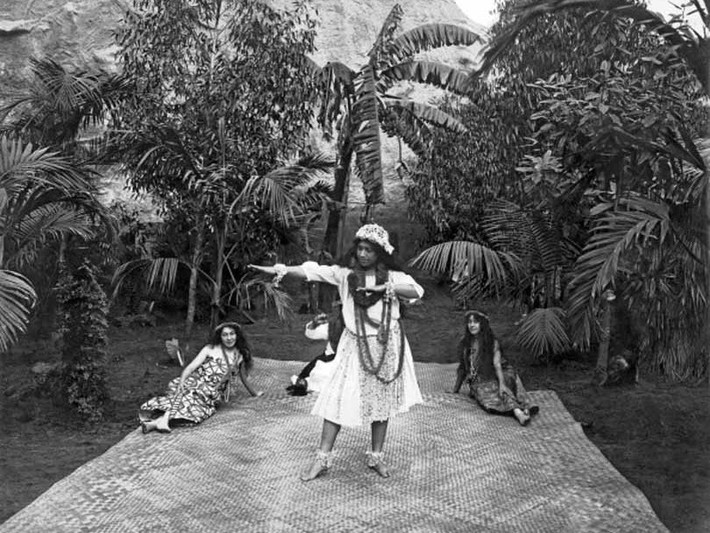 Những năm 1900: Một người phụ nữ Hawaii biểu diễn một điệu múa trên thảm cỏ. Ảnh: AP.
