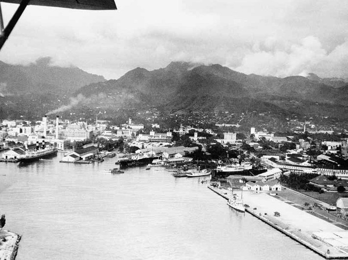 Tháng 7/1934: Cảng ở Honolulu khá đông tàu thuyền neo đậu. Ảnh: Getty.