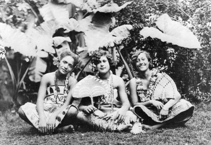 Tháng 1/1932: Một nhóm các cô gái Hawaii ngồi trên bãi cỏ. Ảnh: Getty.