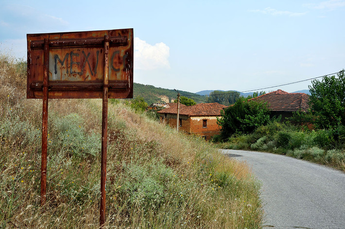 Odrintsi, một ngôi làng nhỏ ở Bulgaria, giáp biên giới với Hy Lạp. Trên thực tế, có thời điểm, ngôi làng cô lập với thế giới bên ngoài này chỉ có hai người sinh sống là cụ hưu trí Ruska Dimitrova, 85 tuổi và Flado, một người chăn nuôi động vật. Ảnh: Al Jazeera.