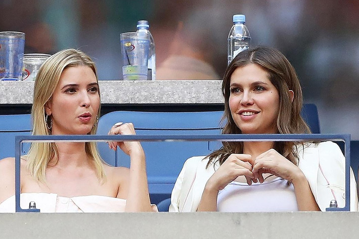 Zhukova còn có mối quan hệ thân thiết với ái nữ của tỷ phú Donald Trump là Ivanka Trump. Vào năm 2014, Abramovich và Zhukova đã mời Ivanka Trump và chồng cô, Jared Kushner đến Nga chơi và ở lại 4 ngày. Ảnh: BI.
