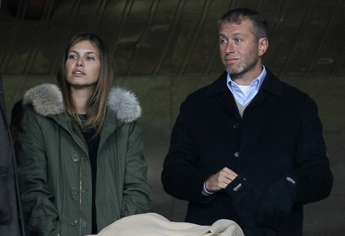 Hồi đầu tháng, tỷ phú Abramovich và Zhukova xác nhận chuyện ly hôn: "Sau 10 năm bên nhau, chúng tôi đưa ra quyết định khó khăn là chia tay. Tuy nhiên, chúng tôi vẫn là những người bạn thân thiết, là cha mẹ và là đối tác của những dự án chúng tôi phát triển cùng nhau". Ảnh: BI.