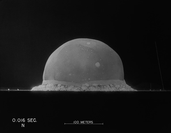 Vụ thử vũ khí hạt nhân đầu tiên của con người có tên "Trinity" tại New Mexico, Mỹ ngày 16/7/1945. Vụ thử bom "Trinity" đã mở ra kỷ nguyên hạt nhân, khai sinh ra loại vũ khí hủy diệt kinh khủng nhất trong lịch sử nhân loại. Gần 1 tháng sau, quả bom nguyên tử đầu tiên trên thế giới được ném xuống Hiroshima ngày 6/8/1945, cướp đi sinh mạng của hơn 100.000 người. Ảnh: Getty.