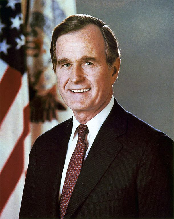 10. George H. W. Bush: Cựu Tổng thống George H.W. Bush gần như bị giết hại và bị những người lính Nhật ở Thái Bình Dương bắt cóc trong Thế chiến II. Ông Bush và các phi công khác bị bắn rơi. Trong khi 9 người khác đã bị bắt, bị tra tấn, giết chết thì Bush đã trốn thoát trên một chiếc bè cứu hộ và đã được giải cứu. Ảnh: List25