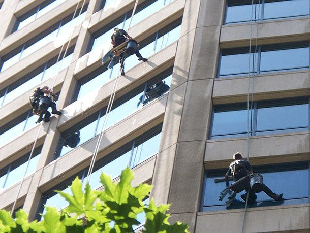 11. Alcides Moreno: Alcides Moreno và em trai Edgar bắt đầu công việc lau dọn cửa sổ của tòa tháp 47 tầng Solow Tower ở quận Manhattan, New York (Mỹ) và gặp nạn vào ngày 7/12/2007. Cú ngã từ độ cao 144 m khiến Alcides bị thương nặng và rơi vào hôn mê, nhưng điều kỳ diệu xảy ra khi ba tuần sau ông tỉnh lại. Ảnh: List25
