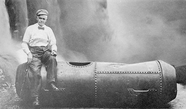 13. Bobby Leach: Năm 1911, Bobby Leach chui vào trong một ống kim loại và thả tự do xuống từ thác Niagra. Ông ấy là người thứ hai sống sót sau cuộc chiến vượt thác Niagra. Tuy nhiên, nhiều năm sau đó vào năm 1926, Leach đã dẫm phải vỏ cam trượt ngã và gãy chân rồi tử vong. Ảnh: List25
