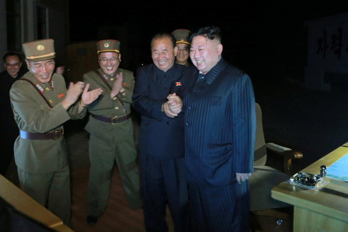 Nhà lãnh đạo Triều Tiên Kim Jong-un chỉ đạo trong vụ thử ICBM Hwasong-14 lần hai. Ảnh: Reuters.