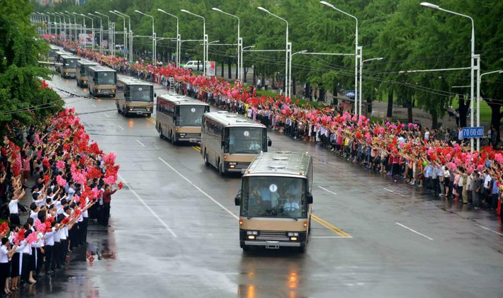 Quân đội và nhân dân Triều Tiên tụ tập tại Quảng trường Kim Il Sung ở Bình Nhưỡng để chúc mừng việc thử thành công tên lửa Hwasong-14. Ảnh chụp ngày 6/7. Ảnh: Reuters.
