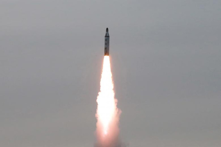 Vụ phóng tên lửa từ tàu ngầm được chỉ đạo bởi nhà lãnh đạo Triều Tiên Kim Jong-un. Ảnh: Reuters.