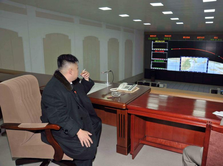 Nhà lãnh đạo Triều Tiên Kim Jong-un chỉ đạo vụ phóng tên lửa Unha-3 (Milky Way 3) ở huyện Cholsan , Tỉnh Bắc Pyongan. Ảnh chụp vào tháng 12/2012. Ảnh: Reuters.
