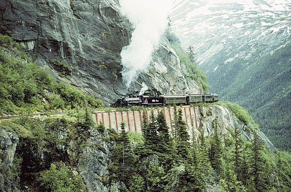 2. Tuyến đường sắt ở Alaska, Mỹ: Tuyến đường sắt ngoạn mục này trông như đang "bám vào vách đá", nó được xây dựng vào năm 1898, thời điểm đỉnh cao của Klondike Gold Rush (khi hơn 100.000 người đi tìm vàng ở những nơi gần đây). Ngày nay, tuyến đường sắt nguy hiểm lại thu hút khách du lịch. Ảnh: Wonder List.