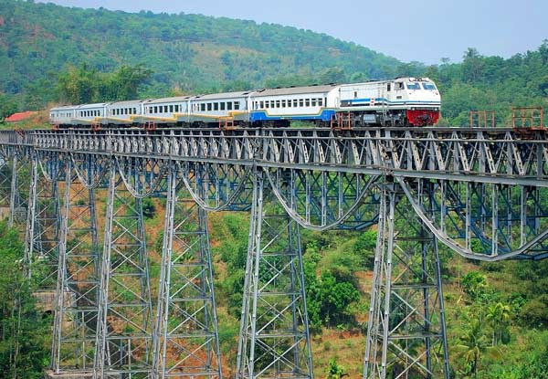 10. Đường sắt Argo-Gede, Indonesia: Tuyến đường sắt Argo-Gede chạy từ Jakarta đến Bandung ở Indonesia. Đây là một tuyến đường cực kỳ cao và nguy hiểm chạy qua cây cầu Cikurutug. Ảnh: Wonder List.