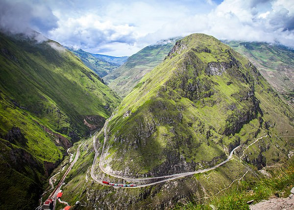 6. Nariz del Diablo, Ecudor: Nariz del Diablo - hay còn gọi là tuyến đường ma quỷ bởi nó nằm trên dãy núi Andes, ở độ cao 2743 m so với mặt nước biển. Và có lẽ đây là một trong những tuyến đường sắt đáng sợ nhất thế giới. Ảnh: Wonder List.