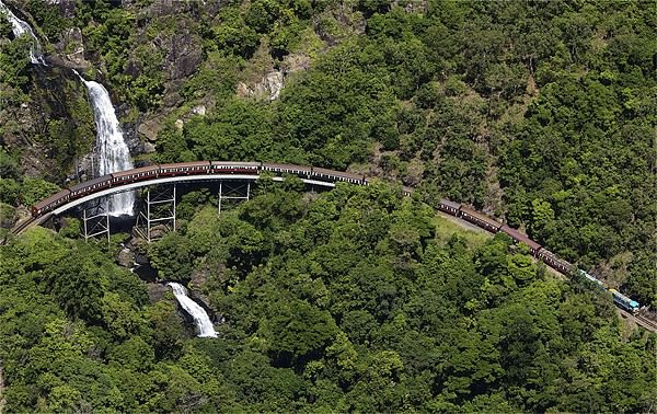 5. Kuranda Scenic, Australia: Tuyến đường sắt này xuyên qua Vườn Quốc gia hẻm núi Barron từ năm 1800, hệ thống đường ray được xây dựng ngay gần thác nước. Hành khách có thể chiêm ngưỡng vẻ đẹp ngoạn mục của dòng thác này nhưng họ cũng phải đối mặt với nhiều nguy hiểm. Ảnh: Wonder List.