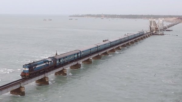 4. Chennai - Rameswaram , Ấn Độ: Tuyến đường Chennai - Rameswaram, Ấn Độ được mở cửa vào năm 1914. Nó đi qua 2065m trên mặt nước biển, một trong những công trình chứng tỏ kỹ thuật vượt bậc của Ấn Độ. Ảnh: Wonder List.