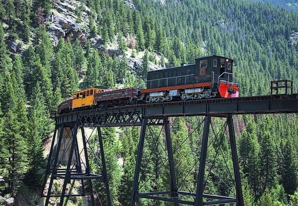 1. Georgetown Loop, Colorado, Mỹ: Tuyến đường sắt Georgetown Loop được xây dựng để tới các mỏ bạc vào cuối thế kỷ 19. Với độ hẹp và đi qua những địa hình hiểm trở, tuyến đường sắt nguy hiểm nhất thế giới này không chỉ khiến người lái tàu mà hành khách đều căng thẳng khi đoàn tàu chậm chạm di chuyển qua đây. Ảnh: Wonder List.