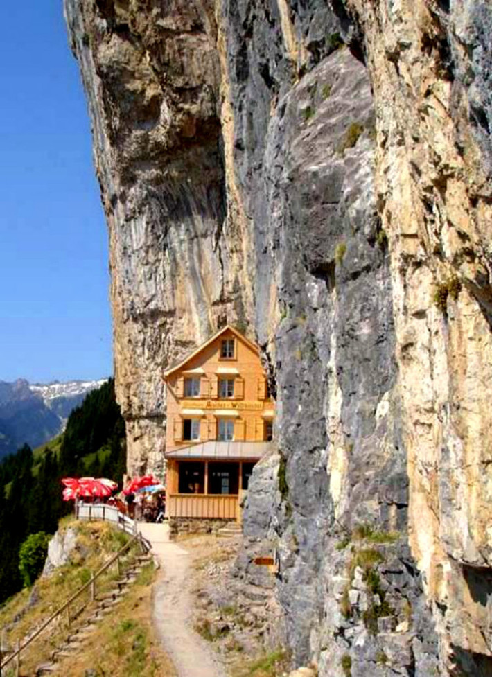 Nhà hàng khách sạn nằm bên sườn núi Alps Berggasthaus Aescher ở Wildkirchli, Thụy Sĩ: Nhà hàng này nằm trên một trong những dãy núi nổi tiếng nhất trên thế giới và đã phục vụ khách trong 200 năm qua. Bạn có thể đến đó bằng cách leo lên vách đá, hoặc di chuyển bằng một chuyến xe cáp trong 20 phút. Ảnh: Wikimedia.