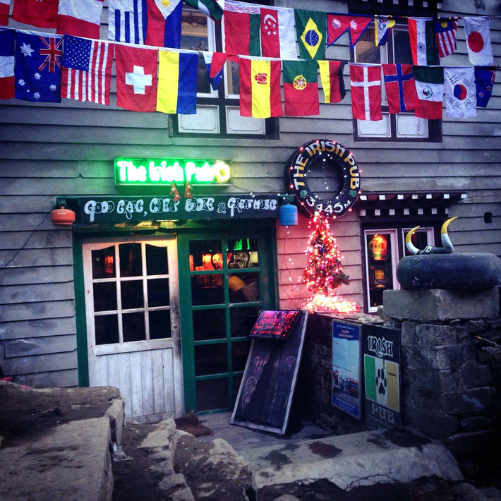 Quán rượu nằm ở chân Núi Everest có tên The Irish Pub, Namche Bazaar, Nepal: Quán rượu, nằm sâu trong dãy Himalaya, là nơi lý tưởng để du khách thưởng thức một bữa tối ngon miệng trước khi leo lên Everest. Ảnh: Namche Bazaar.