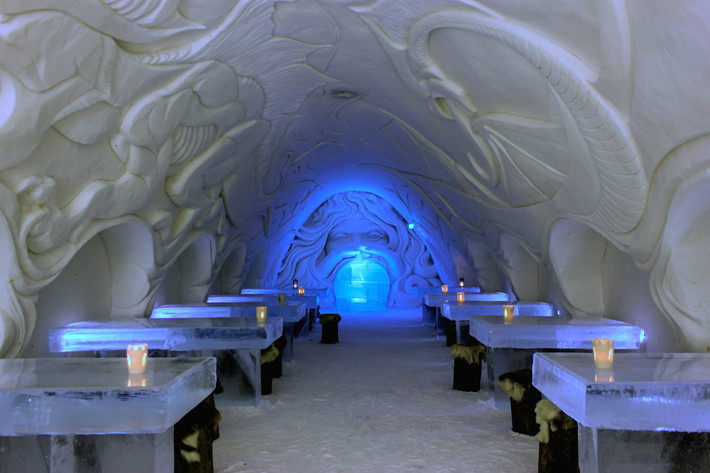 Nhà hàng băng tuyết SnowCastle, Kemi, Phần Lan: Được xây dựng mới mỗi năm, nhà hàng độc đáo này mở cửa cho khách hàng vào thời điểm đầu tháng 1 đến đầu tháng 4. Đây là nhà hàng băng tuyết lớn nhất thế giới và có thể chứa được 200 khách. Ảnh: Wikimedia.