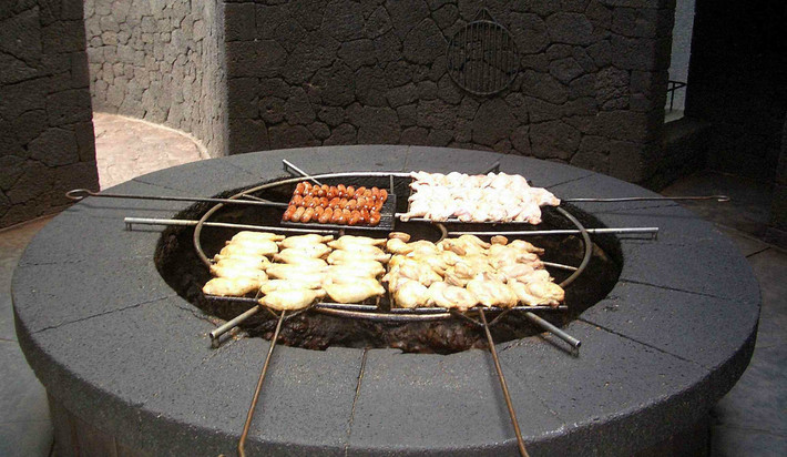 Nhà hàng trên đỉnh núi lửa El Diablo, Lanzarote, Tây Ban Nha: Nhà hàng đặc biệt này dùng địa nhiệt từ một núi lửa không hoạt động để nướng các loại thịt, cá. El Diablo được ra đời từ khá lâu, từ năm 1970 và tới nay vẫn làm ăn rất tốt và thu hút được đông đảo du khách. Ảnh: Wikimedia.