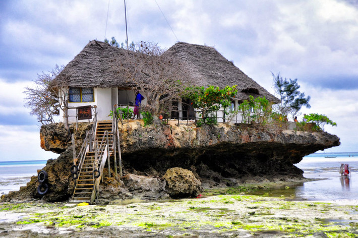 Nhà hàng The Rock nằm trên một tảng đá thuộc Ấn Độ Dương ở Zanzibar, Tanzania: Nằm cách bờ biển nguyên sơ của Zanzibar chỉ vài bước chân, bạn có thể lội nước để đến nhà hàng này thưởng thức những món hải sản tươi ngon được bắt từ Ấn Độ Dương với giá khoảng 45 USD/người. Ảnh: Wikimedia.