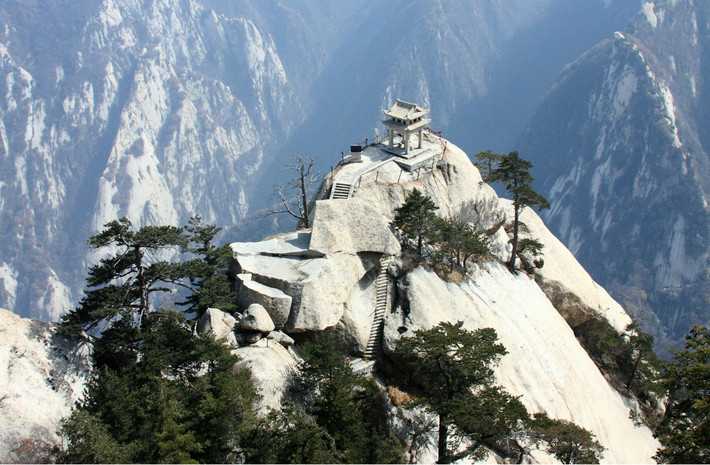 Huashan Teahouse, Trung Quốc: Nằm ở độ cao hơn 2.000 mét so với mực nước biển trên đỉnh ngọn núi Hua của Trung Quốc, Huashan Teahouse hứa hẹn mang đến trải nghiệm khó quên cho khách. Đến đây, bạn sẽ được thưởng thức một buổi trà truyền thống được phục vụ trong một ngôi đền cổ. Ảnh: Flickr.