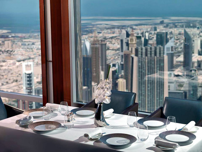 Nhà hàng bên trong tòa nhà cao nhất thế giới At.mosphere tại Burj Khalifa, Dubai: At.mosphere là một nhà hàng ẩm thực sang chảnh nằm ở tầng 122 của tòa nhà cao nhất thế giới. Từ đây, bạn có thể ngắm cảnh đẹp ngoạn mục trong khi thưởng thức các món ăn thượng hạng. Ảnh: Facebook.
