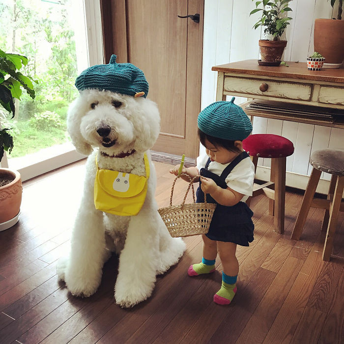 Cùng đội mũ len đồng phục.