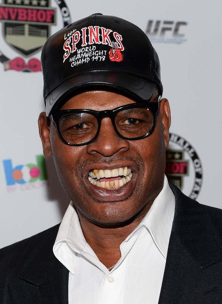10. Leon Spinks: Leon Spinks đã giành danh hiệu vô địch quyền anh thế giới từ Muhammad Ali trong trận đấu chuyên nghiệp lần thứ tám của mình. Đó là đỉnh cao sự nghiệp quyền anh của Spinks. Tuy nhiên, việc dính vào ma túy và kinh doanh thất bát buộc võ sĩ này phải sống trong một nơi trú ẩn vô gia cư ở Illinois (Mỹ). Ảnh: The Richest.
