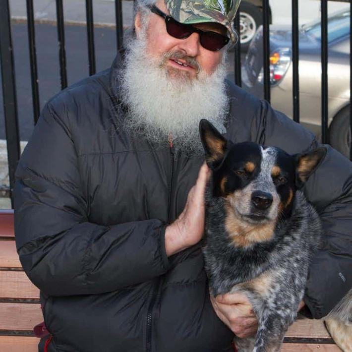 8. Randy Quaid: Dù không đạt được danh tiếng như anh trai, Dennis Quaid, Randy vẫn là một diễn viên được biết đến với khả năng đóng vai chính trong phim truyền hình hay phim hài nhẹ. Tuy nhiên, Quaid đã dành nhiều năm rối rắm trong các vấn đề pháp lý và chạy với luật pháp khiến diễn viên nổi tiếng này trở thành người vô gia cư. Ảnh: The Richest.