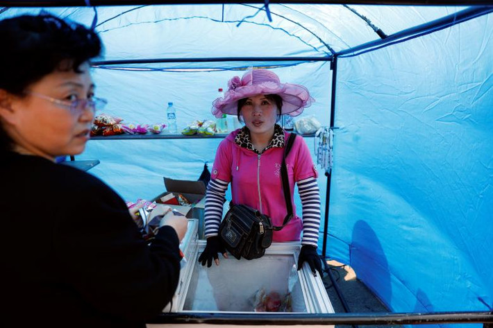 Một phụ nữ bán đồ ăn nhẹ ở trung tâm Bình Nhưỡng ngày 16/4/2017. Ảnh: Reuters.