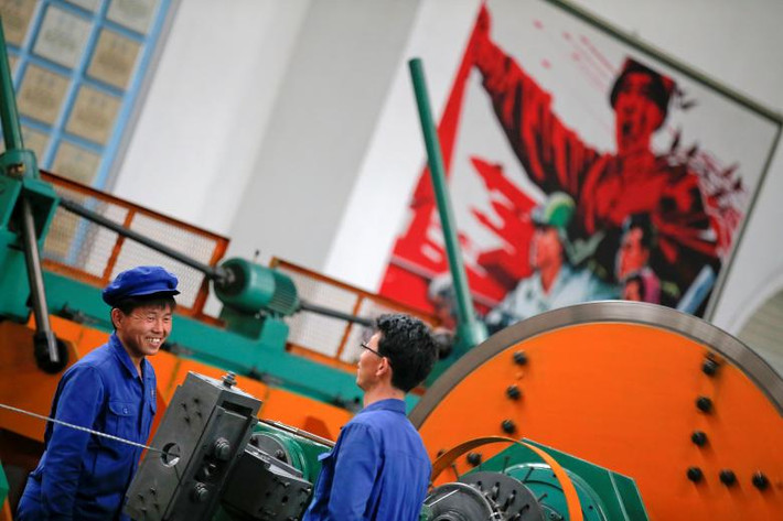 Công nhân tại nhà máy dây cáp điện Pyongyang 326 ở Bình Nhưỡng, ngày 6/5/2016. Ảnh: Reuters.