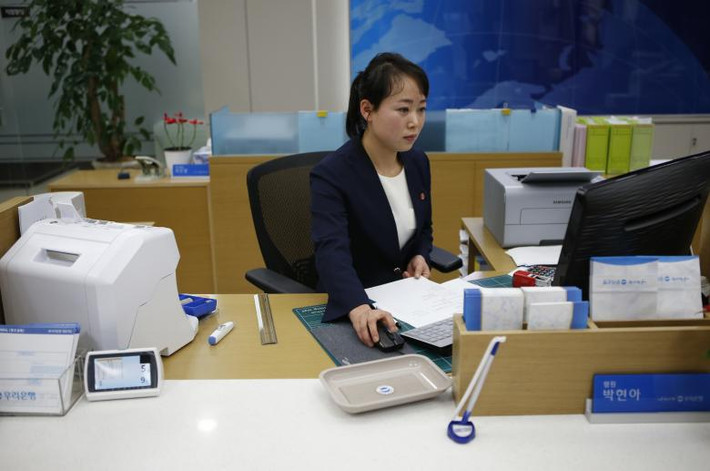 Nhân viên Triều Tiên làm việc trong một ngân hàng tại Khu công nghiệp chung Kaesong, ngày 19/12/2013. Ảnh: Reuters.