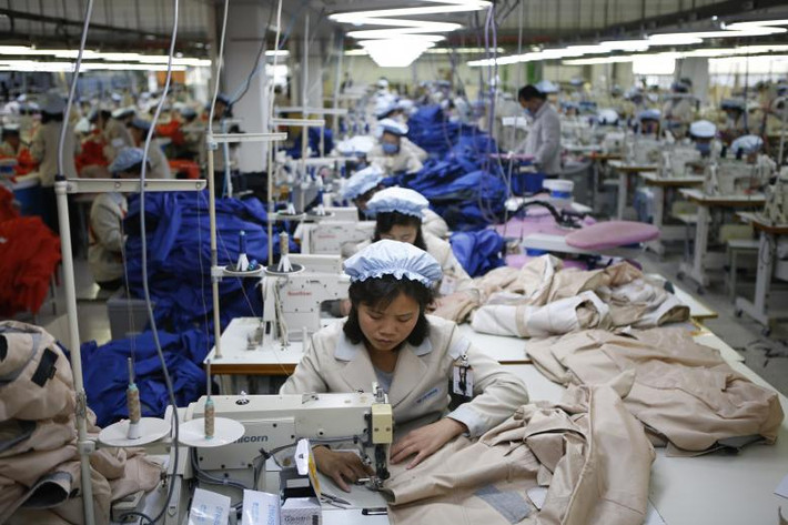 Các công nhân Triều Tiên làm việc tại nhà máy của một công ty Hàn Quốc tại khu công nghiệp Kaesong, ngày 19/12/2013. Ảnh: Reuters.