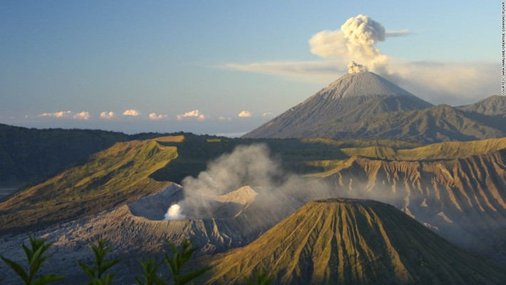 Núi Bromo, Indonesia: Núi Bromo là một ngọn núi lửa nhỏ vẫn đang hoạt động bên trong hẻm núi chứa nhiều núi lửa đã ngưng hoạt động. Ảnh: CNN.
