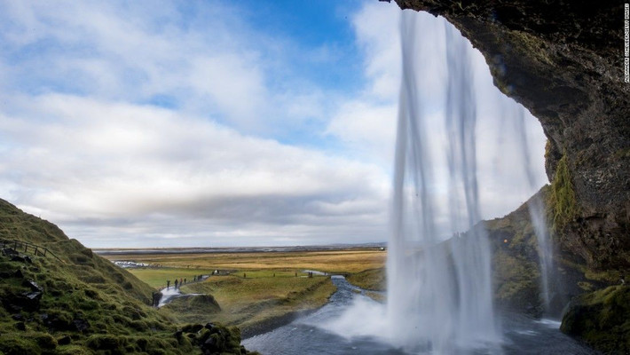 Thác Seljalandsfoss, Iceland: Thác Seljalandsfoss có thể không phải là thác nước lớn nhất hoặc cao nhất ở Iceland, nhưng không nhiều thác nước có một con đường mà bạn có thể đi bộ trực tiếp phía sau thác nước. Ảnh: CNN.
